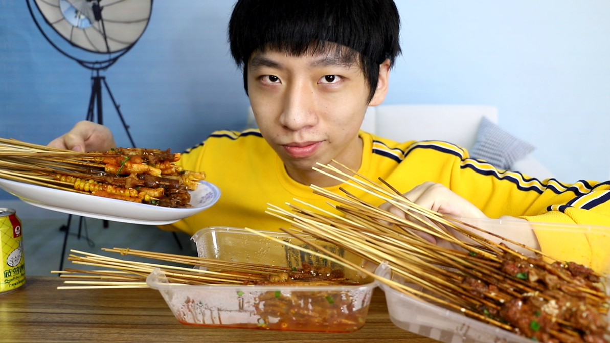 帅小伙因太久没吃烤串,一次性把烧烤店里所有小串都买了!